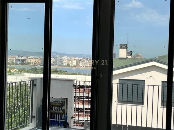 Tirane, jepet me qera zyre Kati 4, 114 m² 1.500 € (Liqeni i thate)