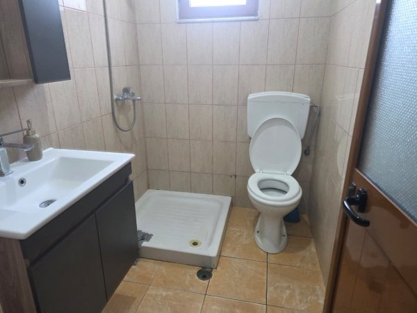 Tirane, jepet me qera apartament 1+1 Kati 1, 55 m² 450 € (Rruga Gramoz Pashko)