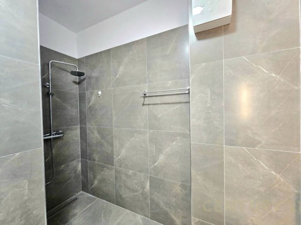 Tirane, jepet me qera apartament 1+1 Kati 6, 77 m² 800 € (zonen e Liqenit te Thate, ngjitur me Hotel Radissonin.)