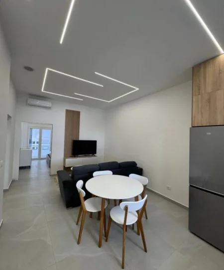 Durres, jepet me qera apartament 1+1+Ballkon , 600 € (Qender, Durres)