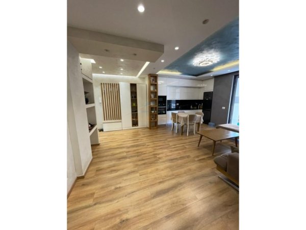Tirane, shitet apartament 2+1 Kati 6, 105 m² 200.000 € (Fusha e Aviacionit)