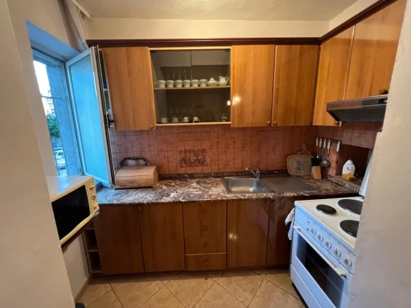 Tirane, jepet me qera apartament 2+1 Kati 2, 75 m² 450 €