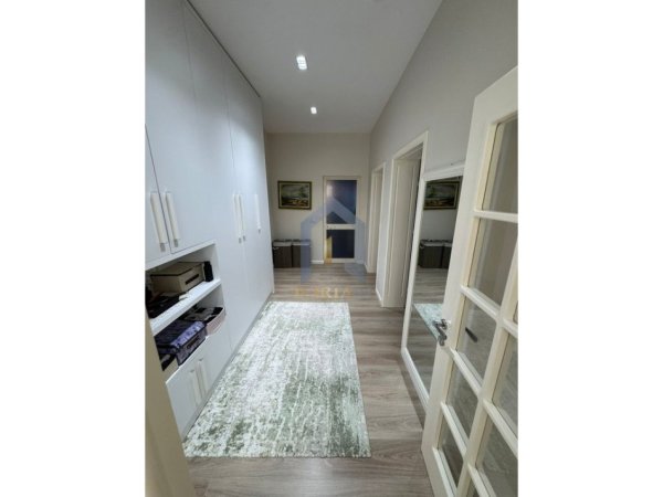 Tirane, jap me qera apartament 2+1+Ballkon Kati 2, 140 m² 800 € (Don Bosko)