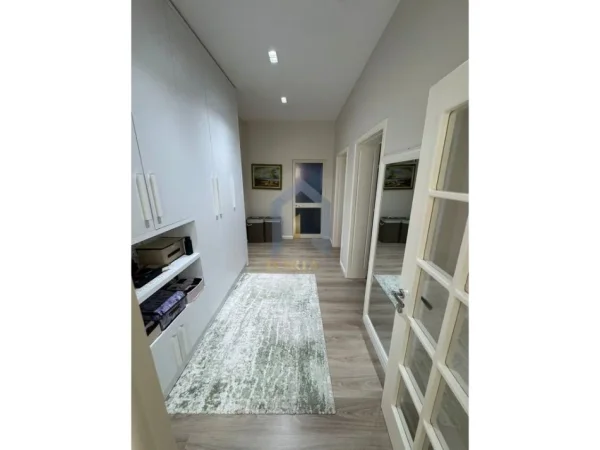 Tirane, jap me qera apartament 2+1+Ballkon Kati 2, 140 m² 800 € (Don Bosko)
