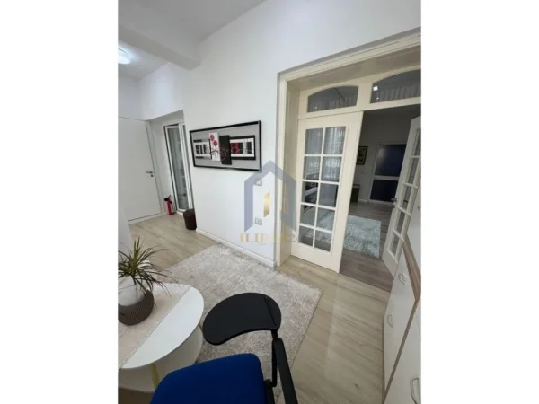 Tirane, jap me qera apartament 2+1+Ballkon Kati 2, 140 m² 800 € (Don Bosko)
