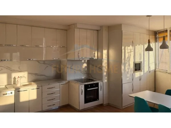 Tirane, jepet me qera apartament 2+1 Kati 4, 110 m² 900 € (KOMUNA E PARISIT)