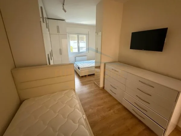Tirane, jepet me qera apartament 2+1 Kati 4, 110 m² 900 € (KOMUNA E PARISIT)