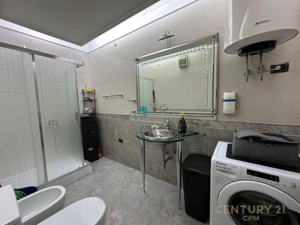 Tirane, jepet me qera apartament 1+1 Kati 10, 70 m² 750 € (Komunen E Parisit)