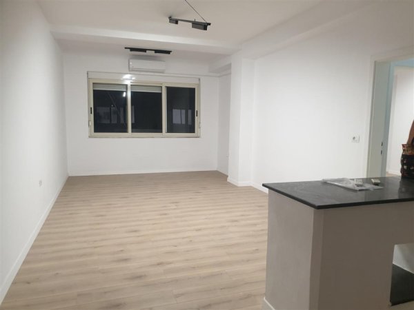 Tirane, jap me qera zyre Kati 3, 76 m² 900 € (Bllok, Rruga Brigada VIII)