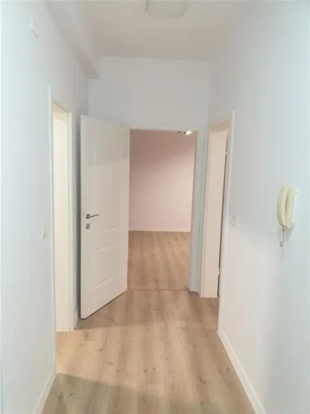 Tirane, jap me qera zyre Kati 3, 76 m² 900 € (Bllok, Rruga Brigada VIII)