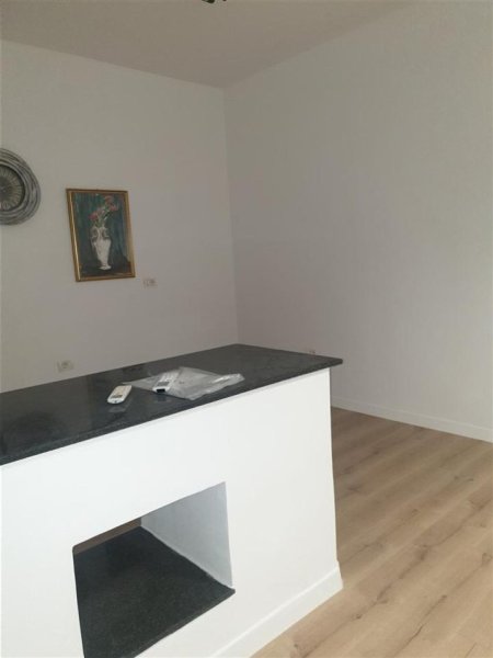 Tirane, jap me qera zyre Kati 3, 76 m² 900 € (Bllok, Rruga Brigada VIII)