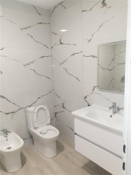 Tirane, jap me qera zyre Kati 3, 76 m² 900 € (Bllok, Rruga Brigada VIII)