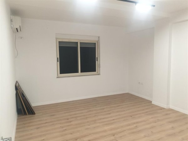 Tirane, jap me qera zyre Kati 3, 76 m² 900 € (Bllok, Rruga Brigada VIII)