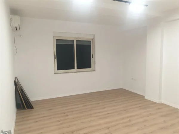 Tirane, jap me qera zyre Kati 3, 76 m² 900 € (Bllok, Rruga Brigada VIII)