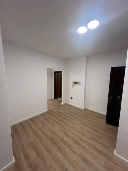 Tirane, jepet me qera zyre Kati 1, 100 m² 1.000 € (Myslym Shyri)