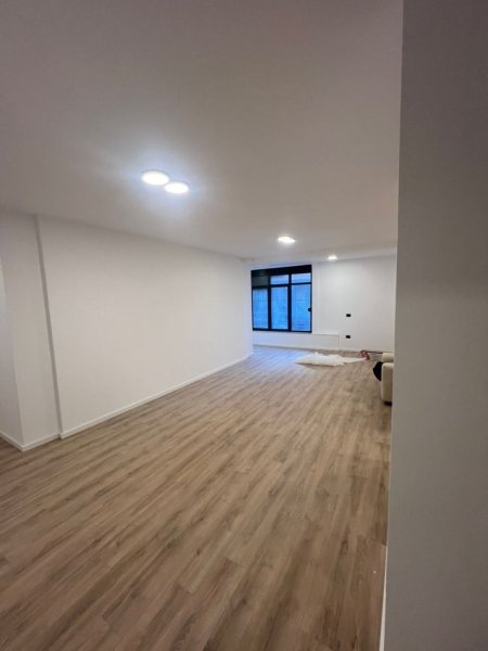 Tirane, jepet me qera zyre Kati 1, 100 m² 1.000 € (Myslym Shyri)
