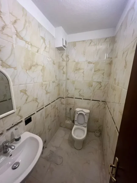 Tirane, jepet me qera zyre Kati 1, 100 m² 1.000 € (Myslym Shyri)