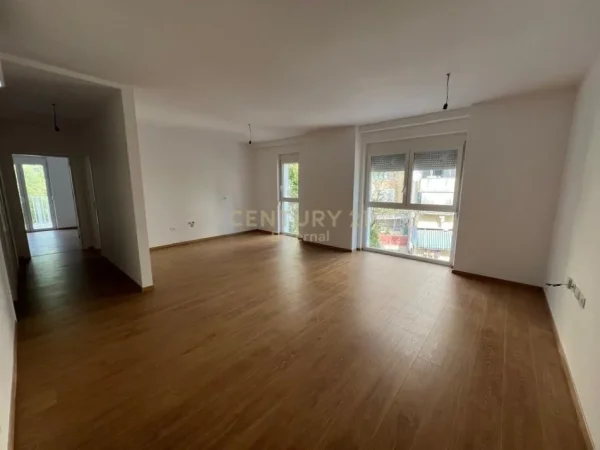 Tirane, jepet me qera zyre Kati 2, 119 m² 1.000 € (Garden Side Residence Prane Air Albania)