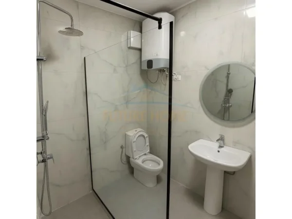 Tirane, jepet me qera apartament 2+1+Ballkon Kati 4, 110 m² 900 € (Komuna e Parisit)