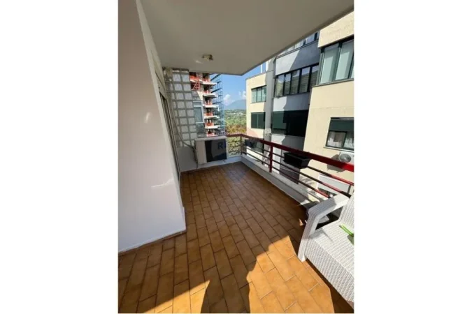 Tirane, jepet me qera apartament 2+1+Ballkon , 105 m² 750 € (Liqeni i Thate)