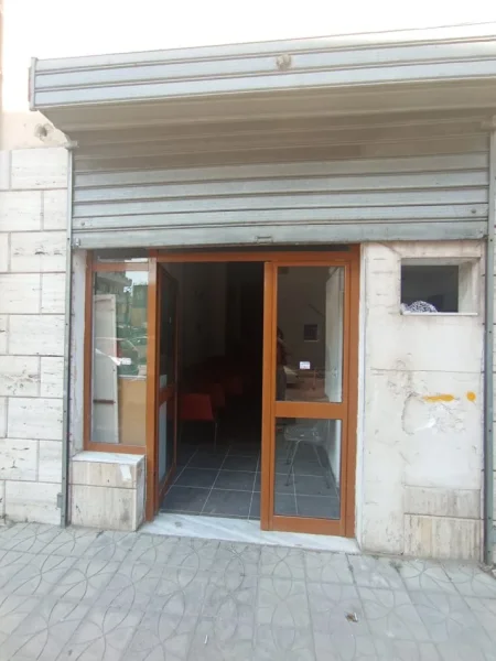 Tirane, shitet dyqan Kati 0, 52 m² 70.000 € (YZBERISHT)