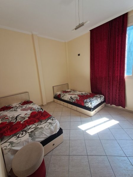 Tirane, jepet me qera apartament 2+1 Kati 4, 80 m² 450 € (Rruga 5 maji)