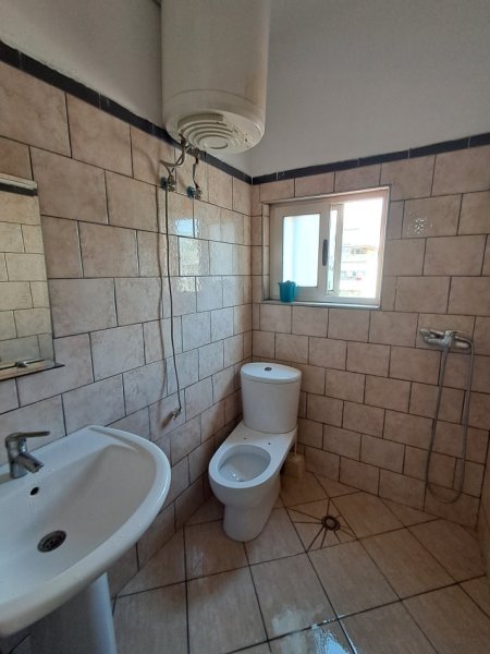 Tirane, jepet me qera apartament 2+1 Kati 4, 80 m² 450 € (Rruga 5 maji)