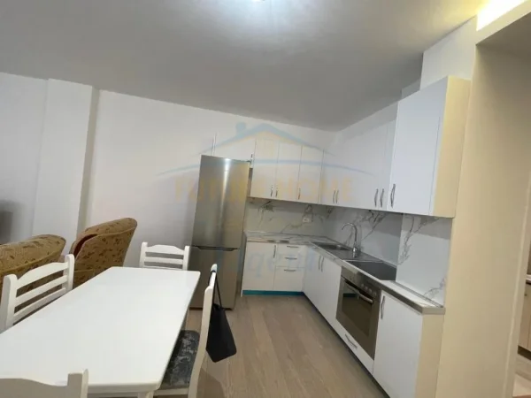 Tirane, jepet me qera apartament 1+1+Ballkon Kati 2, 80 m² 650 € (Kopshti Zoologjik)