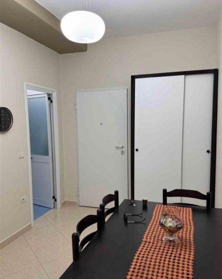 Tirane, jepet me qera apartament 1+1+Ballkon Kati 3, 70 m² 400 € 