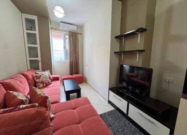 Tirane, jepet me qera apartament 1+1+Ballkon Kati 3, 70 m² 400 € 