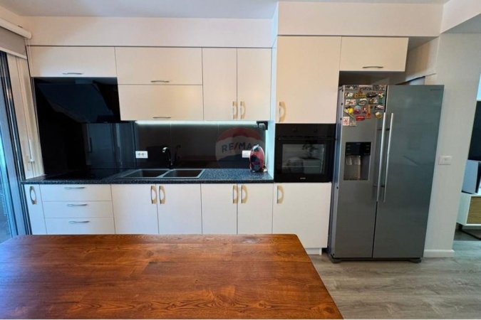 Tirane, jepet me qera apartament 2+1+Ballkon , 95 m² 1.000 € (Blloku)