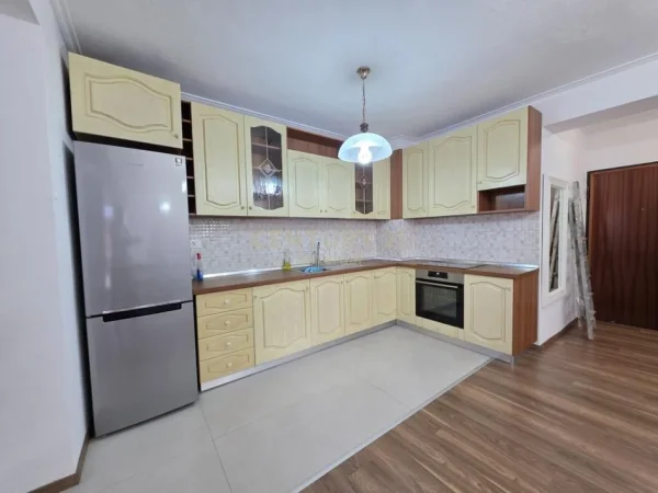 Tirane, jepet me qera apartament 2+1+Aneks+Ballkon Kati 3, 115 m² 1.000 € (Ish Blloku)