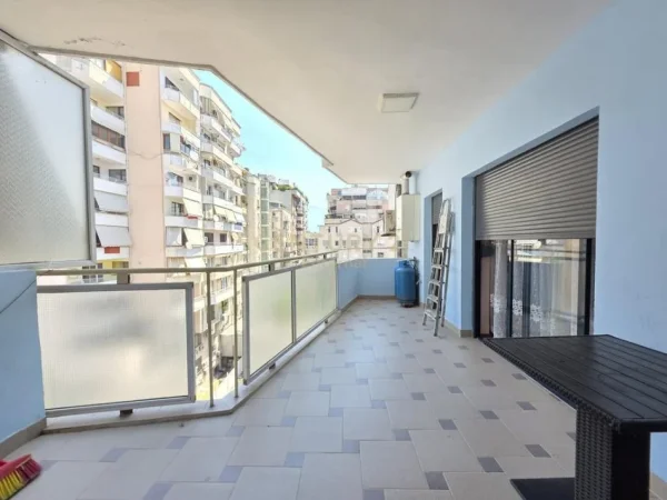 Tirane, jepet me qera apartament 2+1+Aneks+Ballkon Kati 3, 115 m² 1.000 € (Ish Blloku)