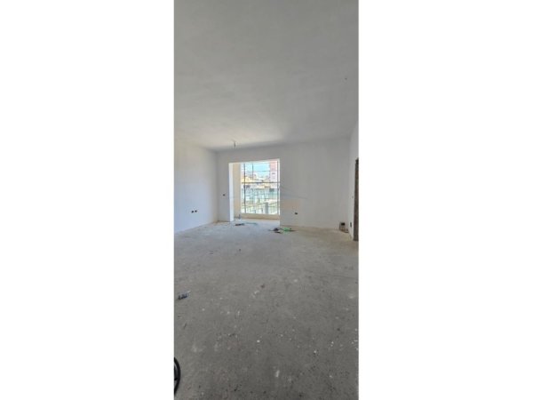 Tirane, shitet apartament 1+1+Ballkon Kati 2, 70 m² 190.620 € (Rruga e Kavajes, Square 21)