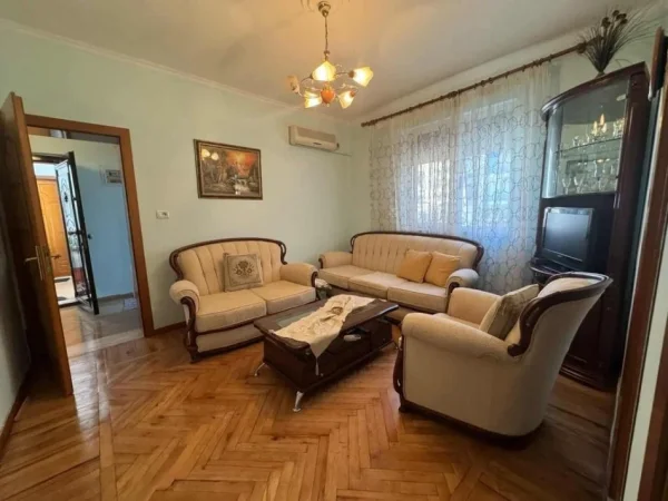 Tirane, jepet me qera apartament 2+1 Kati 4, 54 m² 650 € 
