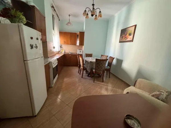 Tirane, jepet me qera apartament 2+1 Kati 4, 54 m² 650 € 