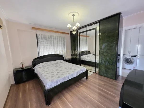 Tirane, jepet me qera apartament 2+1 Kati 3, 115 m² 1.000 € (ISH BLLOK)