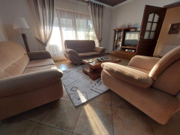 Tirane, shes SHITEN SET KOLLTUQESH PER SALLONE 45.000 €