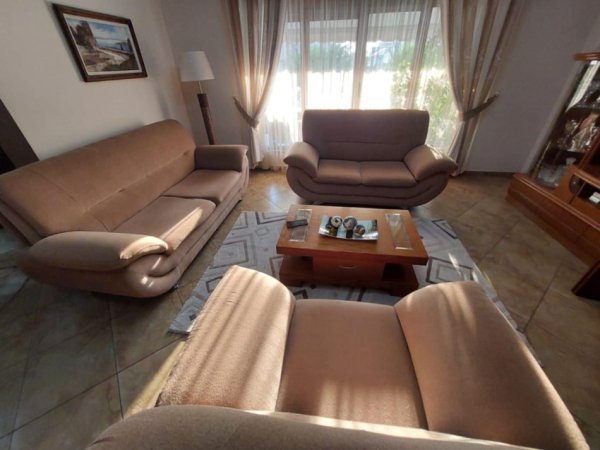 Tirane, shes SHITEN SET KOLLTUQESH PER SALLONE 45.000 €