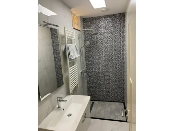 Tirane, jepet me qera apartament 2+1 Kati 8, 95 m² 750 € 