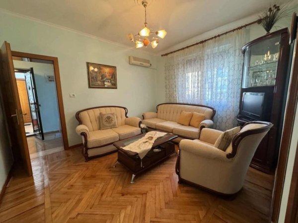 Tirane, jepet me qera apartament 2+1 Kati 4, 59 m² 650 € (NE BLLOK)
