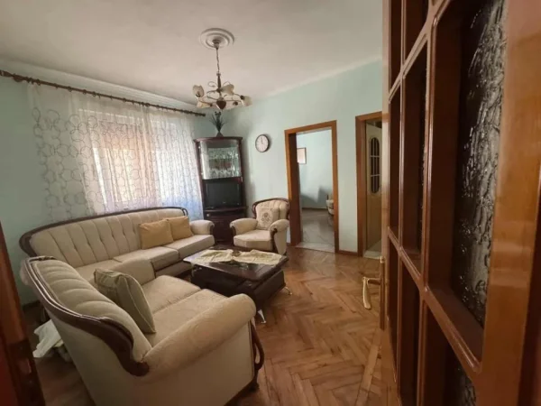 Tirane, jepet me qera apartament 2+1 Kati 4, 59 m² 650 € (NE BLLOK)