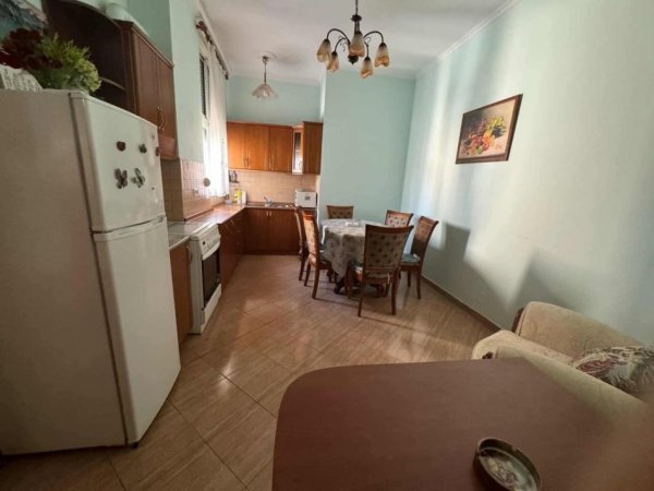 Tirane, jepet me qera apartament 2+1 Kati 4, 59 m² 650 € (NE BLLOK)