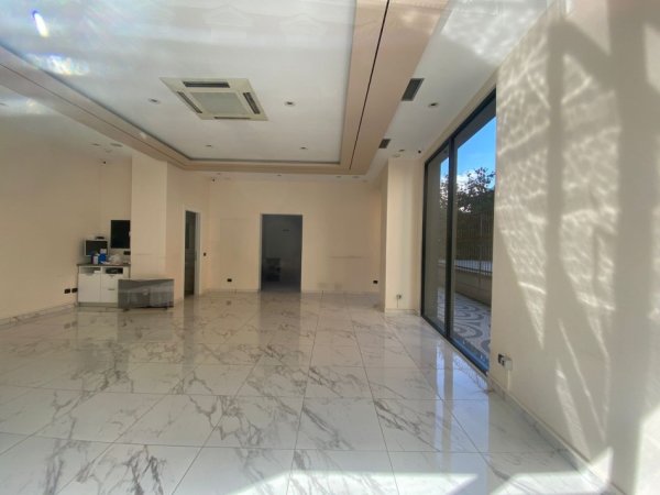 Tirane, jepet me qera dyqan Kati 0, 110 m² 2.800 € (RRUGA E KAVAJES)
