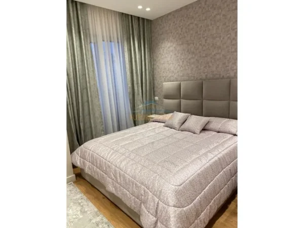 Tirane, shes apartament 3+1+Ballkon Kati 3, 181 m² 355.000 € (Fusha e Aviacionit)