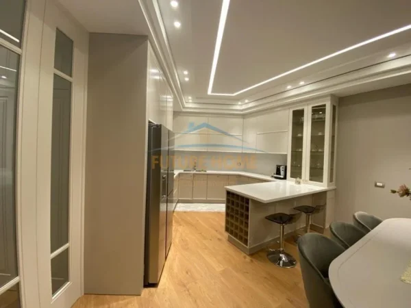 Tirane, shes apartament 3+1+Ballkon Kati 3, 181 m² 355.000 € (Fusha e Aviacionit)