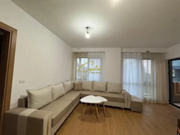 Tirane, jepet me qera apartament 3+1 Kati 2, 130 m² 500 € (5 MAJI)