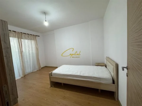 Tirane, jepet me qera apartament 3+1 Kati 2, 130 m² 500 € (5 MAJI)