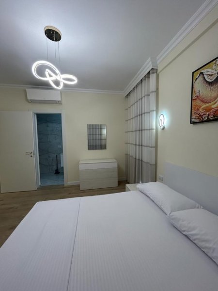 Jepet me Qera Apartament 2+1+ Post Parkimi  , Prane Gjimnazit Izmail Qemali, 1000 €