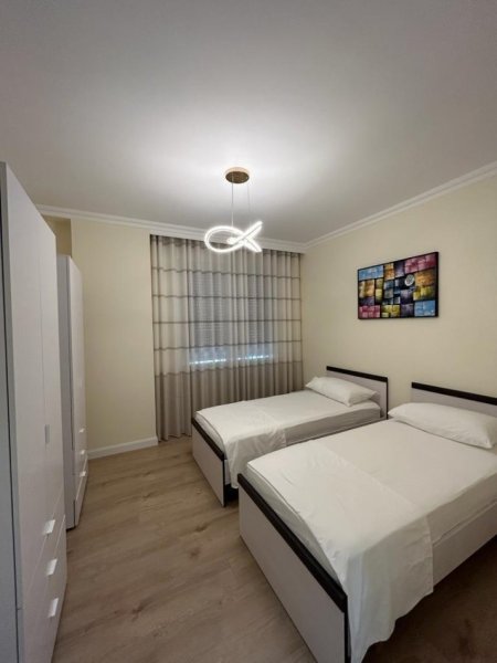 Jepet me Qera Apartament 2+1+ Post Parkimi  , Prane Gjimnazit Izmail Qemali, 1000 €